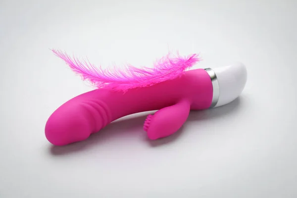 Rosa Vaginalvibrator Und Feder Auf Weißem Hintergrund Sexspielzeug — Stockfoto