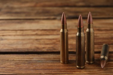 Tahta masada bir sürü kurşun var. Metin için boşluk