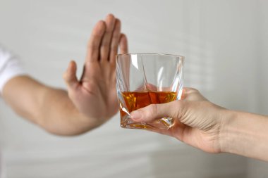 İçerde viski içmeyi reddeden adam, yakın plan. Alkol bağımlılığı tedavisi
