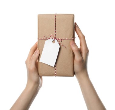 Beyaz arkaplanda etiketi olan bir paket tutan kadın, yakın plan.