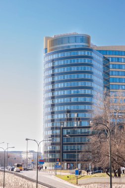 Güneşli bir günde modern binayla şehir manzarası