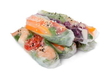 Beyaz arka planda pirinç kağıdına sarılı pek çok farklı rulo