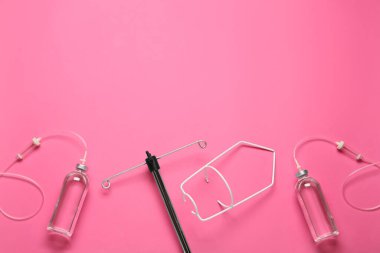 Pembe arka planda serum takıldı. Metin için boşluk