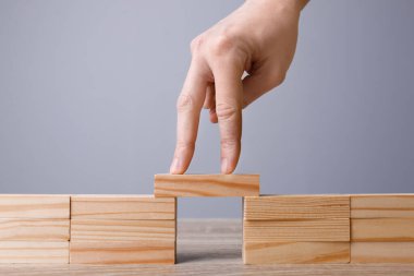 Bir kadın masadan parmaklarıyla köprüden geçerken, yakın plan. Bağlantı, ilişkiler ve anlaşma kavramı