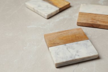 Beyaz masada bardak altlıkları, metin için boşluk