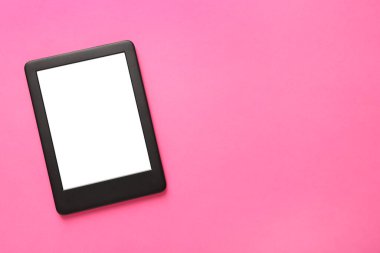 Pembe arka planda boş ekranı olan modern e-kitap okuyucusu. Metin için boşluk
