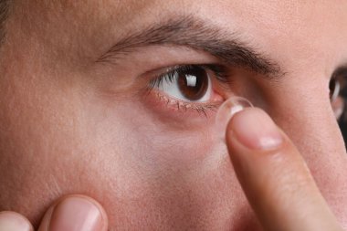 Gözüne kontakt lens takan adamın yakın görüntüsü