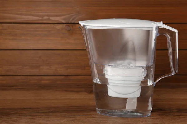 Filterkrug Mit Gereinigtem Wasser Auf Holztisch Raum Für Text — Stockfoto