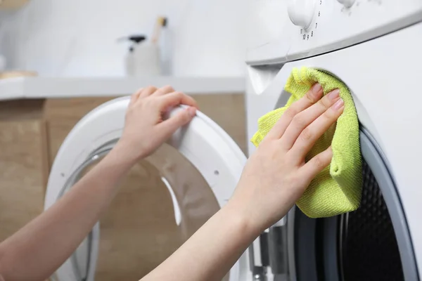 Kvinna Rengöring Tvättmaskin Med Trasa Inomhus Närbild — Stockfoto