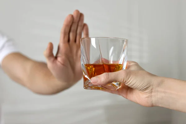 Αρνούμενος Πιει Ουίσκι Μέσα Κοντινό Πλάνο Θεραπεία Εθισμού Στο Αλκοόλ — Φωτογραφία Αρχείου