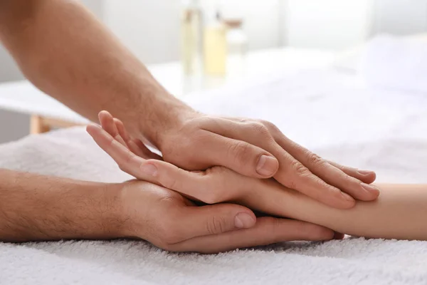 Mulher Recebendo Massagem Nas Mãos Centro Bem Estar Close — Fotografia de Stock