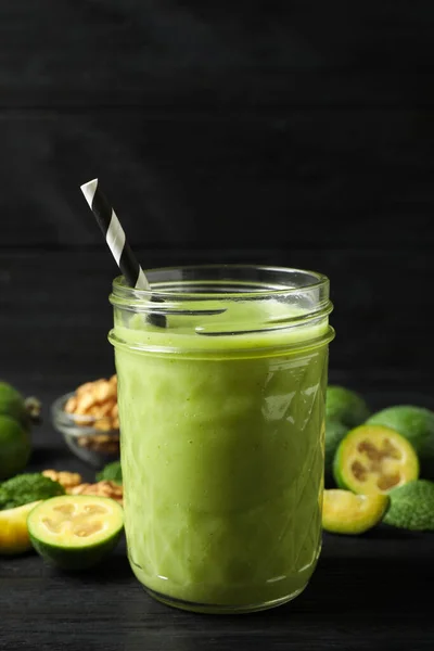 Smoothie Feijoa Frais Verre Sur Table Bois Noir Gros Plan — Photo