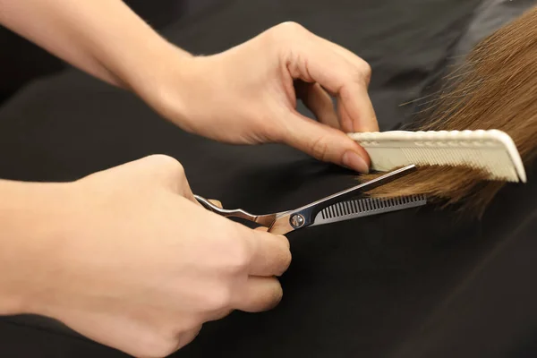 Professional Hairdresser Cutting Woman Hair Closeup View — Φωτογραφία Αρχείου