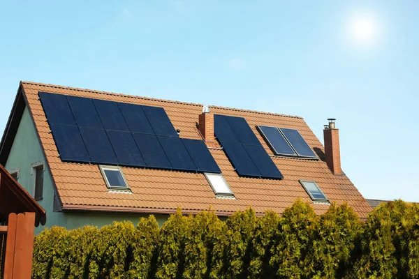 Casa Com Painéis Solares Instalados Telhado Energia Alternativa — Fotografia de Stock