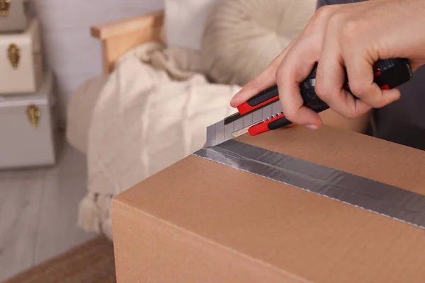 Hombre Usando Cuchillo Utilidad Para Abrir Paquete Casa Primer Plano —  Fotos de Stock