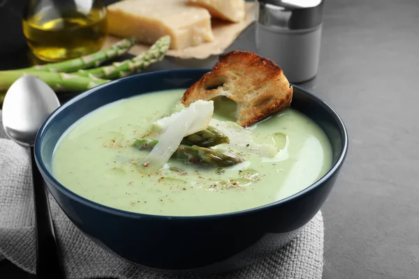 Ciotola Deliziosa Zuppa Asparagi Servita Sul Tavolo Scuro Primo Piano — Foto Stock