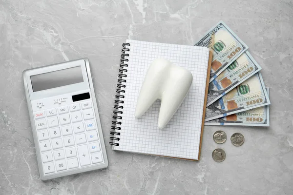 灰色のテーブルの上に歯とお金のセラミックモデルとフラットレイ組成 高価な治療 — ストック写真