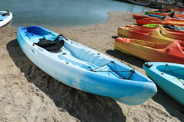 Muchos Kayaks Colores Arena Cerca Del Mar — Foto de Stock