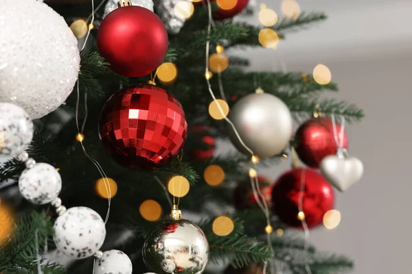 Hermoso Árbol Navidad Con Adornos Vista Primer Plano —  Fotos de Stock