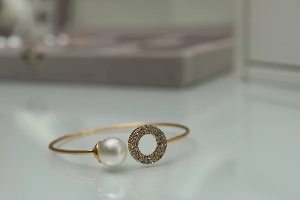 Elegant Gyllene Armband Med Pärla Och Diamanter Vitt Bord — Stockfoto