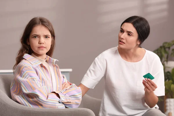 Mother Talking Her Teenage Daughter Contraception Home Sex Education Concept — Fotografia de Stock