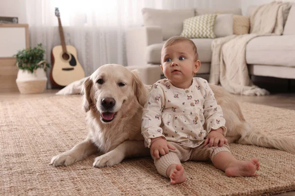 Niedliches Kleines Baby Mit Entzückendem Hund Auf Dem Boden Hause — Stockfoto