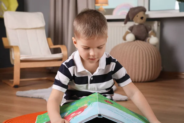 Netter Kleiner Junge Liest Buch Hause Auf Dem Fußboden — Stockfoto