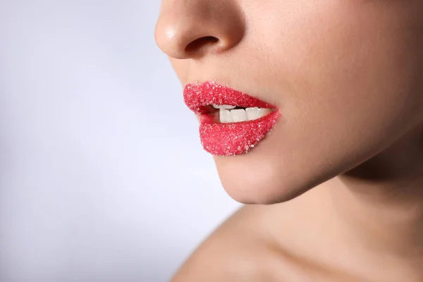 Jonge Vrouw Met Lippen Bedekt Met Suiker Lichte Achtergrond Close — Stockfoto