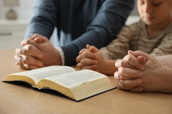 Pojken Och Hans Gudföräldrar Ber Tillsammans Vid Träbordet Inomhus Närbild — Stockfoto