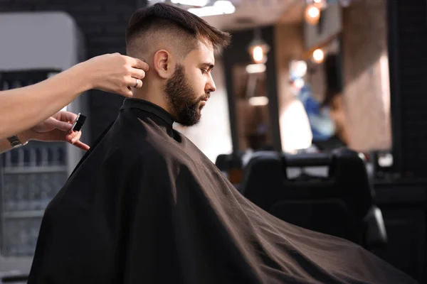 Cabeleireiro Profissional Trabalhando Com Cliente Barbearia — Fotografia de Stock