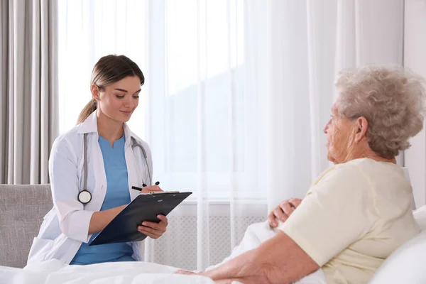 Een Jonge Verzorger Die Een Oudere Vrouw Slaapkamer Onderzoekt Gezondheidszorg — Stockfoto