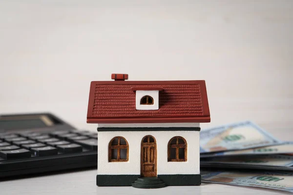 Hypothekenkonzept Hausmodell Taschenrechner Und Geld Auf Weißem Holztisch Nahaufnahme — Stockfoto