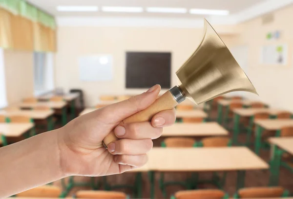 Femme Avec Cloche École Dans Salle Classe Vide Gros Plan — Photo