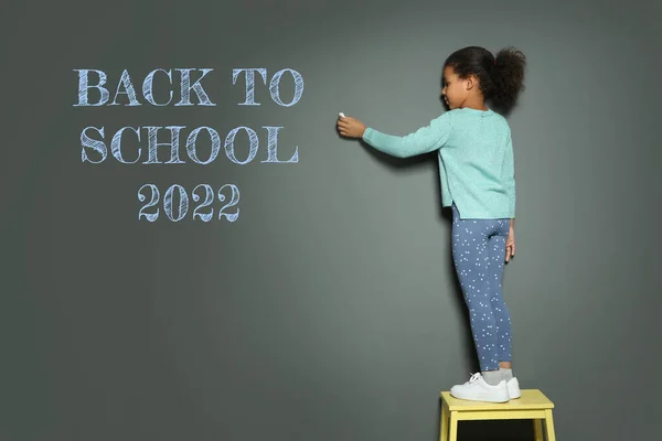 Terug Naar School 2022 Afro Amerikaans Kind Met Krijt Bij — Stockfoto