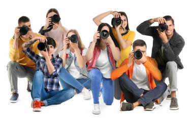 Beyaz arka planda kameraları olan bir grup profesyonel fotoğrafçı