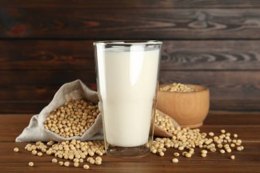 Tahta masada taze soya sütü ve fasulyesi.