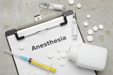 Açık masa üzerinde anestezi ve uyuşturucu içeren düz kompozisyon