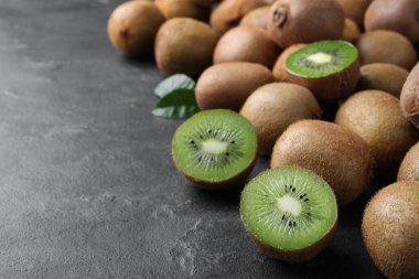 Siyah masada taze olgun kiviler, yakın plan. Metin için boşluk