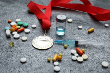 Gri masadaki uyuşturuculu kompozisyon. Doping kontrolü