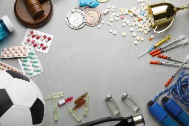 Açık gri arkaplandaki uyuşturucu çerçevesi, metin için yeri olan düz bir yer. Doping kontrolü