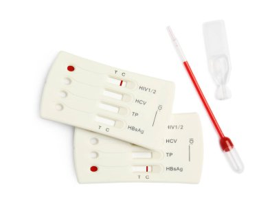 Tek kullanımlık ekspres hepatit test kiti beyaz arka planda, düz yatıyordu. Metin için boşluk