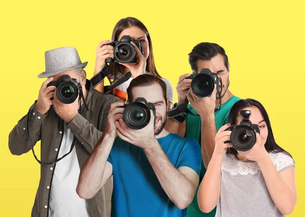 Grupo Fotógrafos Profissionais Com Câmeras Fundo Amarelo — Fotografia de Stock