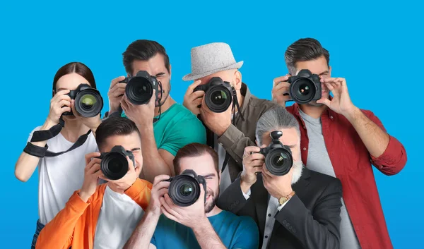 Groep Professionele Fotografen Met Camera Turquoise Achtergrond — Stockfoto