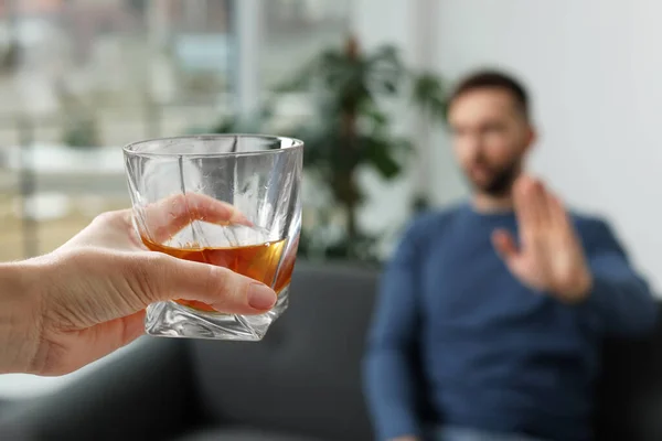 Homem Que Recusa Beber Uísque Dentro Casa Perto Tratamento Dependência — Fotografia de Stock