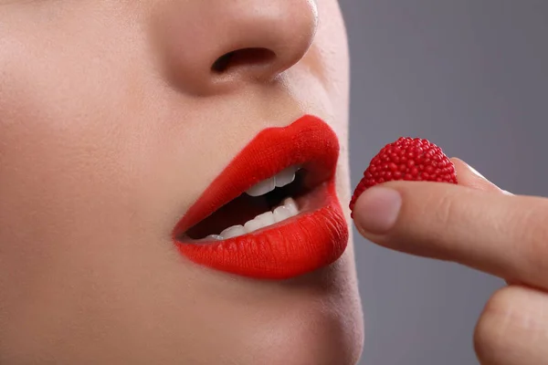Mujer Joven Con Hermosos Labios Rojos Maquillaje Comer Dulces Sobre —  Fotos de Stock