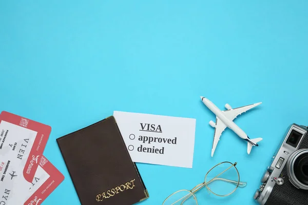 Επίπεδη Σύνθεση Lay Διαβατήριο Παιχνίδι Αεροπλάνο Και Εισιτήρια Γαλάζιο Φόντο — Φωτογραφία Αρχείου
