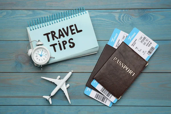 Notebook Kifejezéssel Utazási Tippek Turisztikai Termékek Világoskék Asztal Lapos Laikus — Stock Fotó