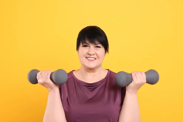 Happy Overweight Mature Woman Doing Exercise Dumbbells Yellow Background — ストック写真