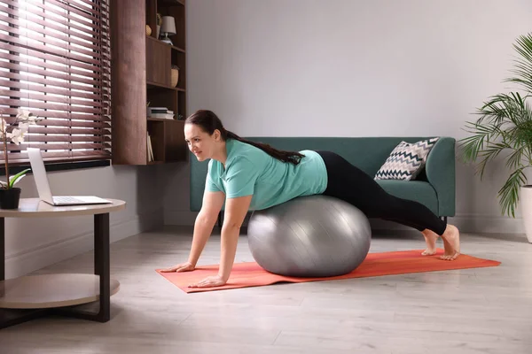 Übergewichtige Frau Macht Sport Mit Fitnessball Während Sie Hause Online — Stockfoto