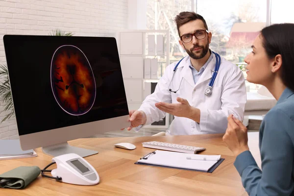 Neurologist Showing Brain Scan Young Woman Clinic — Foto de Stock